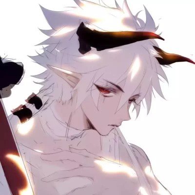 印度男子头插砍刀淡定玩手机